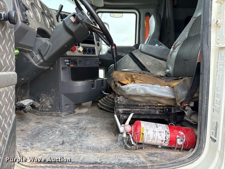 image for item DJ0896 2013 Mack CHU613 semi truck