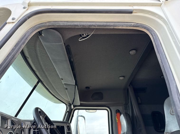 image for item DJ0896 2013 Mack CHU613 semi truck