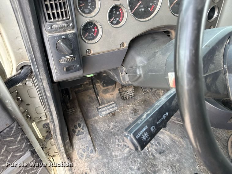 image for item DJ0896 2013 Mack CHU613 semi truck