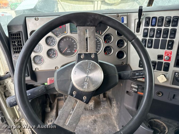 image for item DJ0896 2013 Mack CHU613 semi truck