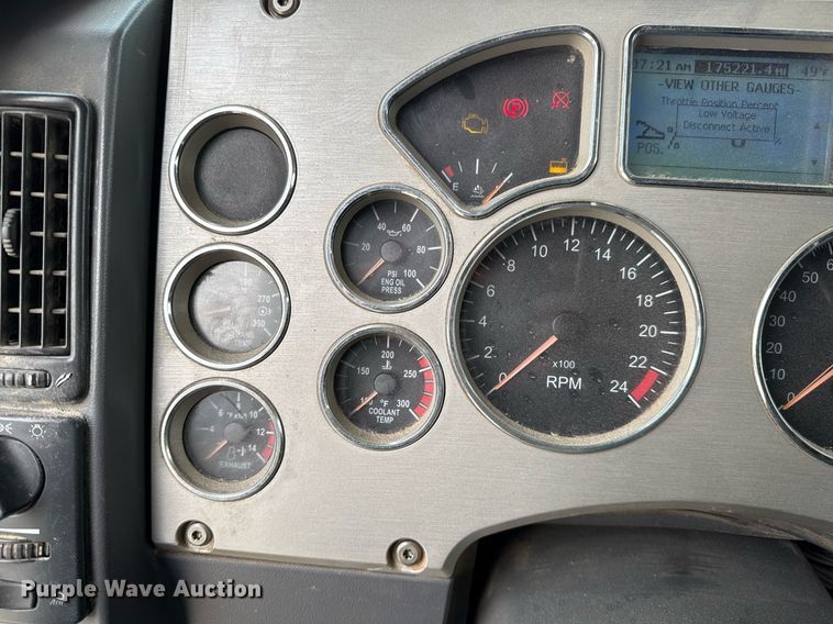 image for item DJ0896 2013 Mack CHU613 semi truck