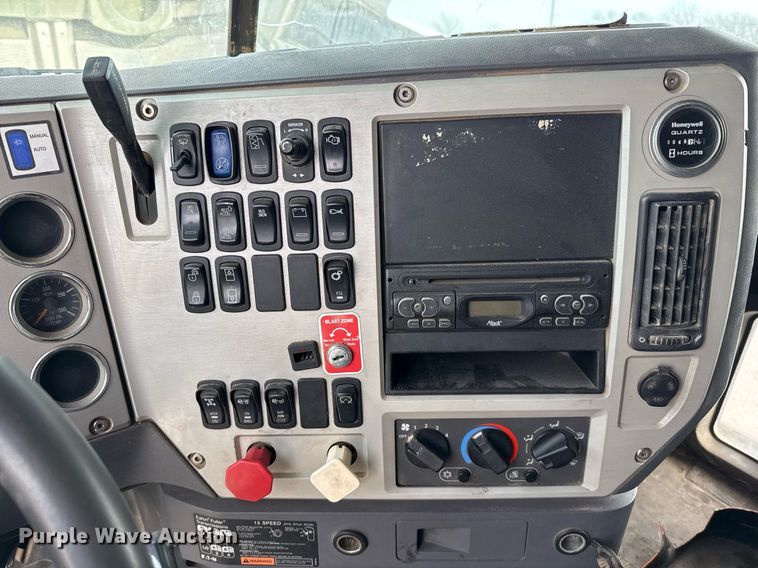 image for item DJ0896 2013 Mack CHU613 semi truck