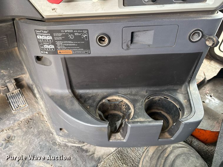 image for item DJ0896 2013 Mack CHU613 semi truck