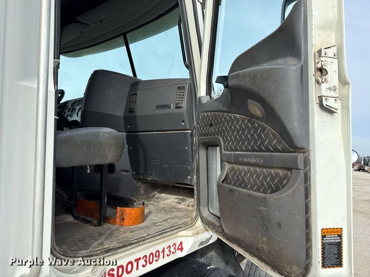 image for item DJ0896 2013 Mack CHU613 semi truck