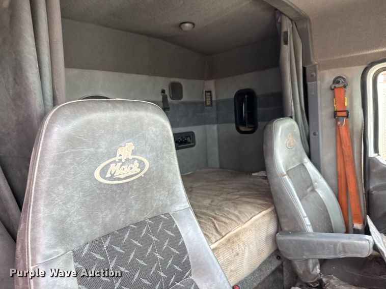 image for item DJ0896 2013 Mack CHU613 semi truck