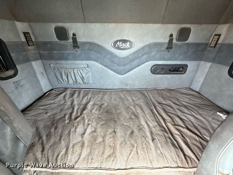 image for item DJ0896 2013 Mack CHU613 semi truck