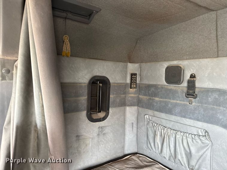 image for item DJ0896 2013 Mack CHU613 semi truck