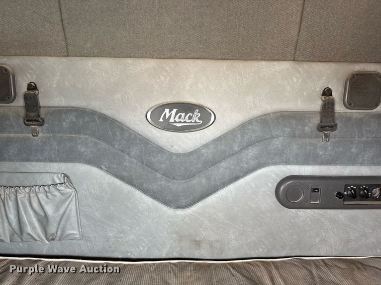 image for item DJ0896 2013 Mack CHU613 semi truck