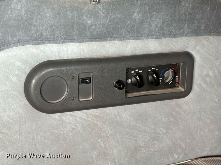 image for item DJ0896 2013 Mack CHU613 semi truck