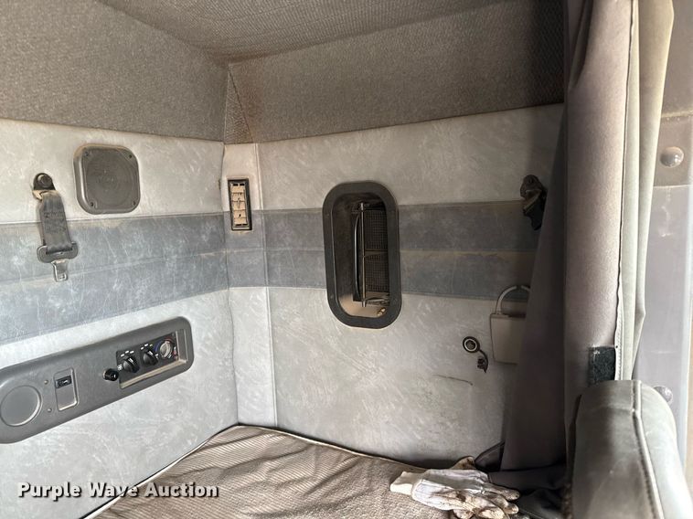 image for item DJ0896 2013 Mack CHU613 semi truck