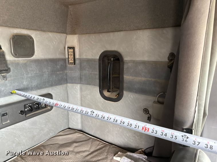 image for item DJ0896 2013 Mack CHU613 semi truck