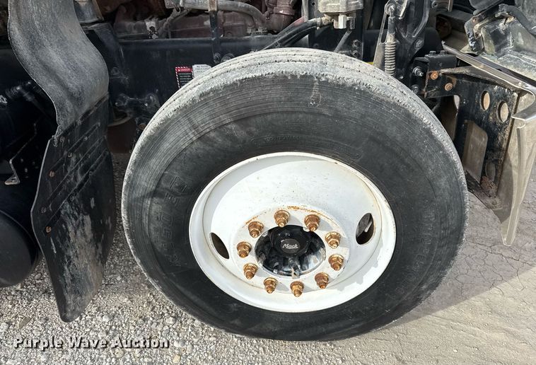 image for item DJ0896 2013 Mack CHU613 semi truck