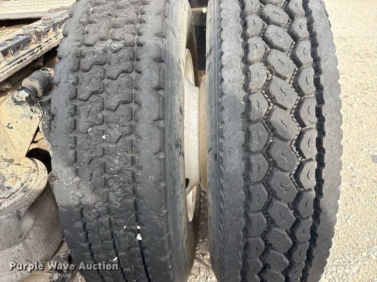 image for item DJ0896 2013 Mack CHU613 semi truck