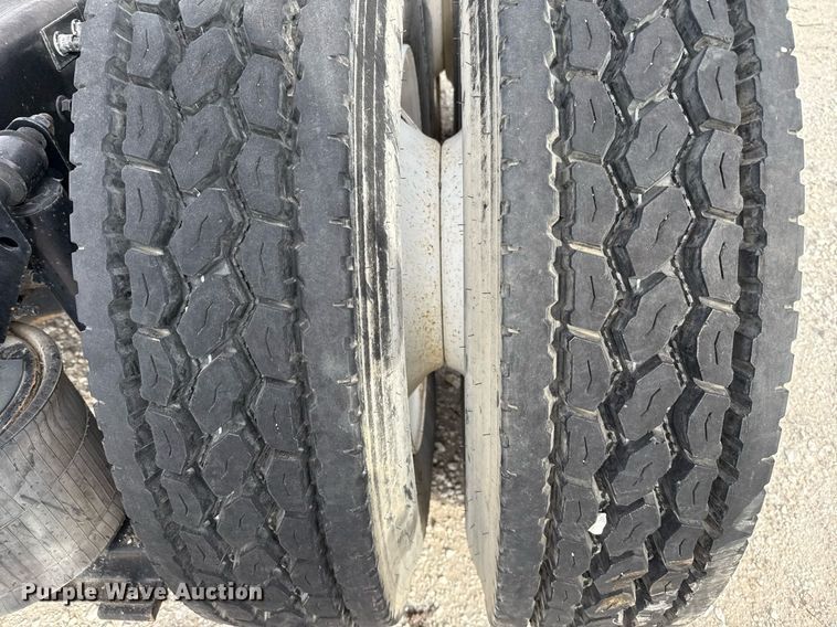 image for item DJ0896 2013 Mack CHU613 semi truck