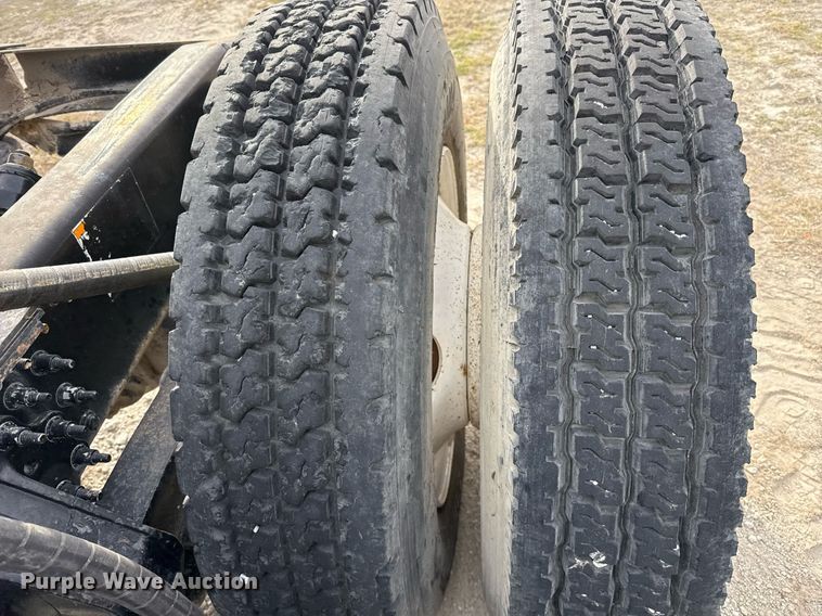 image for item DJ0896 2013 Mack CHU613 semi truck