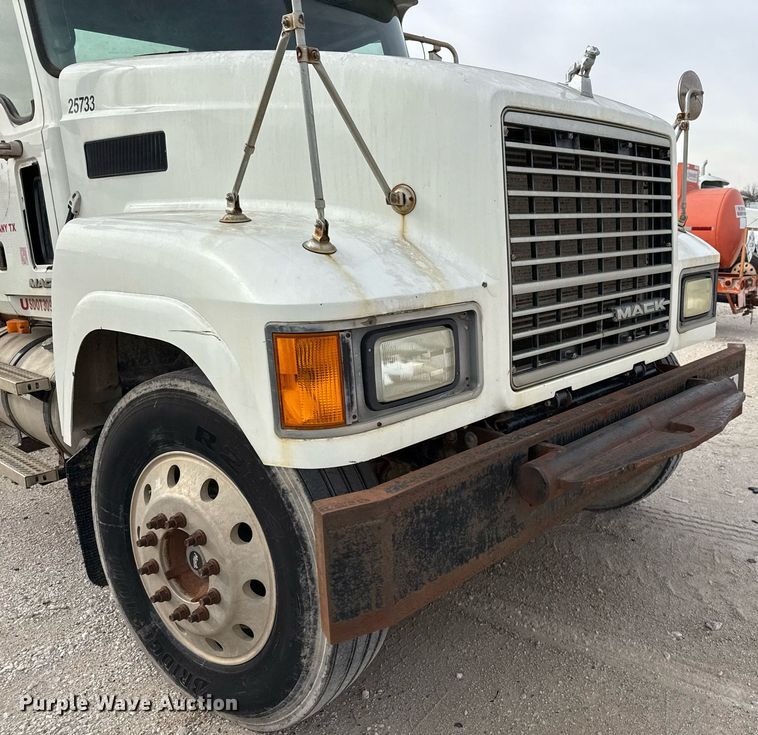 image for item DJ0897 2008 Mack CHU613 semi truck