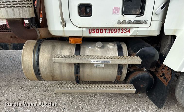 image for item DJ0897 2008 Mack CHU613 semi truck