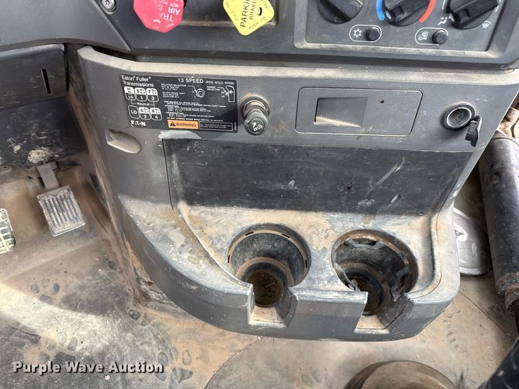 image for item DJ0897 2008 Mack CHU613 semi truck