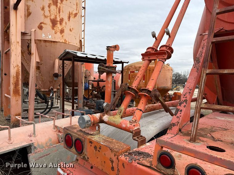 image for item DJ0898 1981 Boyd 1190 pneumatic dry bulk trailer