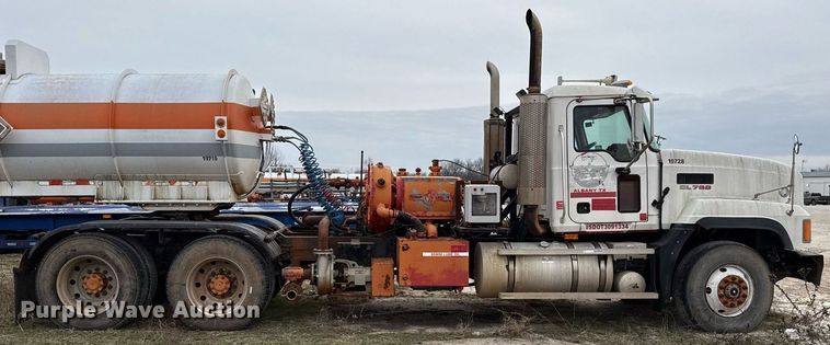 image for item DJ0902 2005 Mack CL733 kill truck