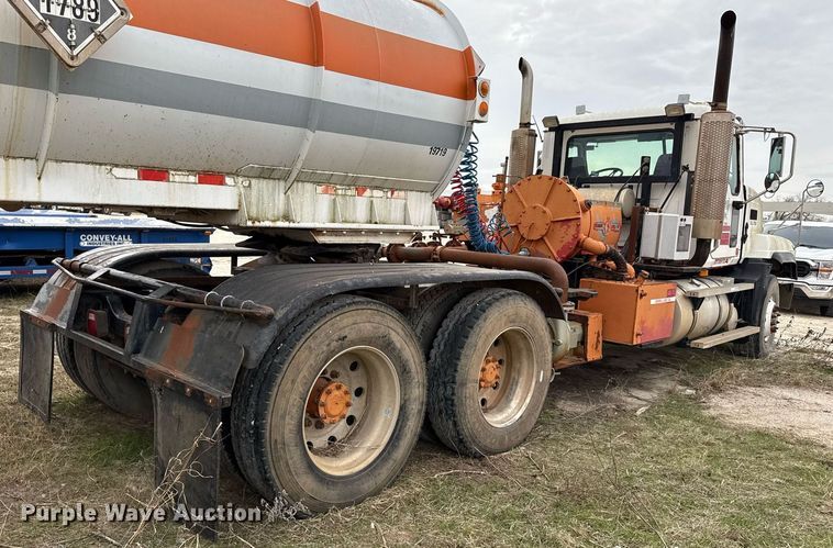 image for item DJ0902 2005 Mack CL733 kill truck