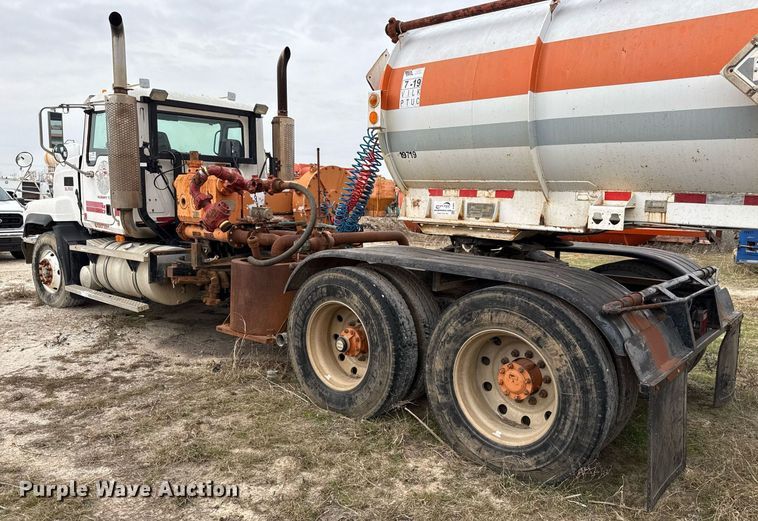 image for item DJ0902 2005 Mack CL733 kill truck