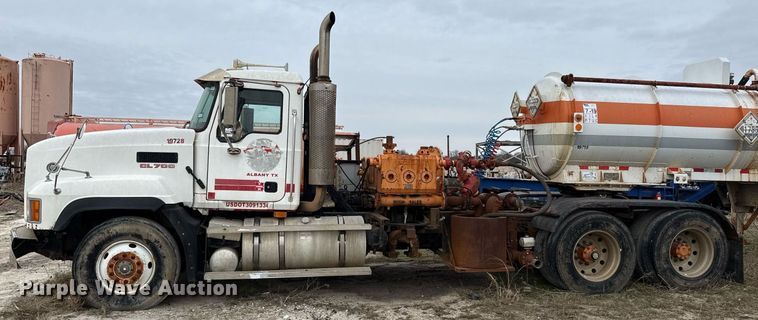 image for item DJ0902 2005 Mack CL733 kill truck