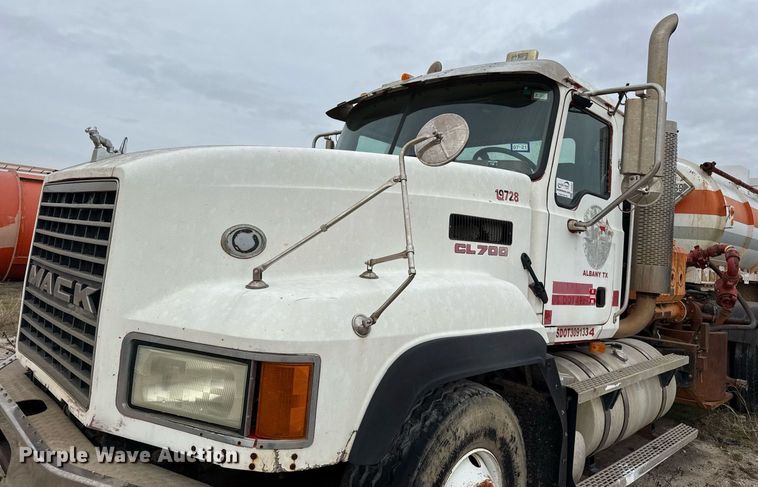 image for item DJ0902 2005 Mack CL733 kill truck