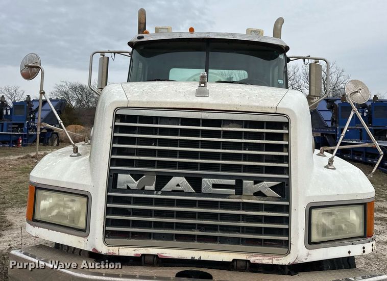 image for item DJ0902 2005 Mack CL733 kill truck