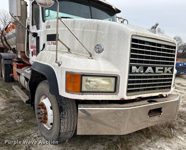 image for item DJ0902 2005 Mack CL733 kill truck