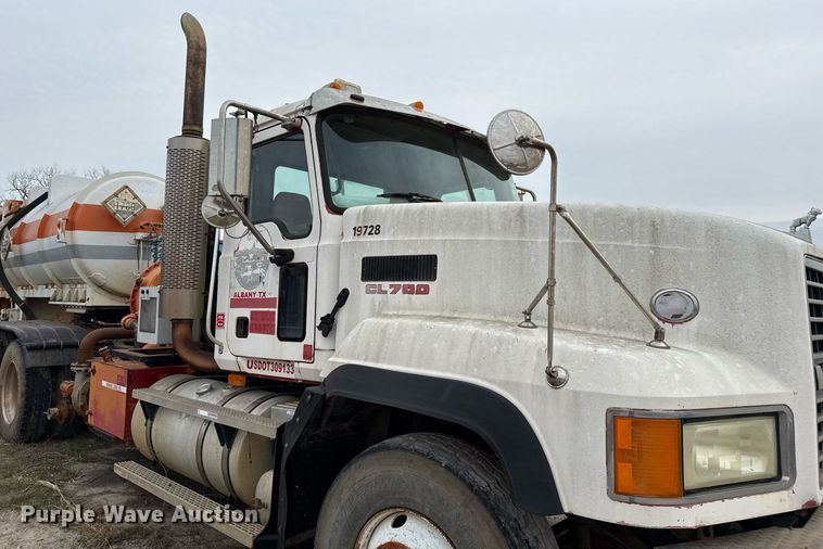 image for item DJ0902 2005 Mack CL733 kill truck