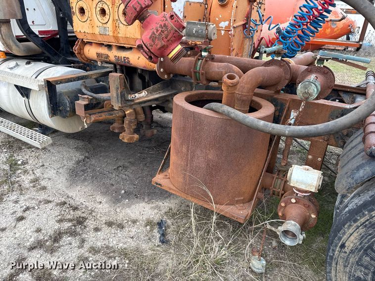 image for item DJ0902 2005 Mack CL733 kill truck