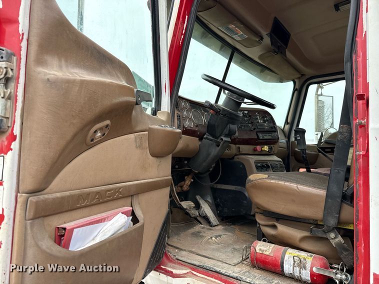 image for item DJ0902 2005 Mack CL733 kill truck