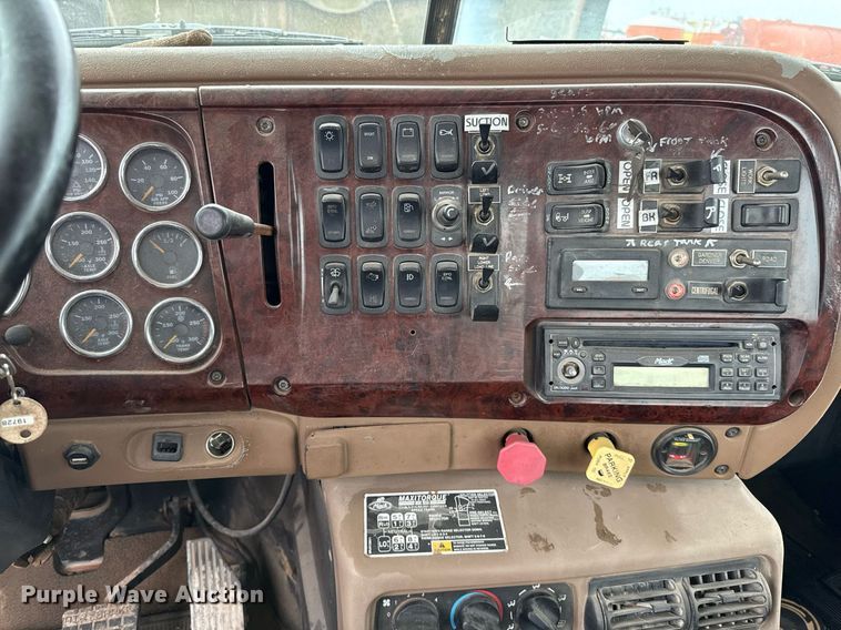 image for item DJ0902 2005 Mack CL733 kill truck