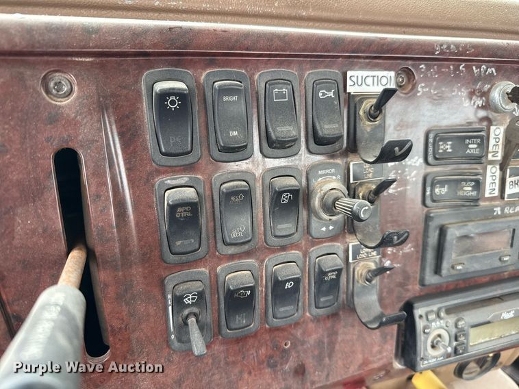 image for item DJ0902 2005 Mack CL733 kill truck