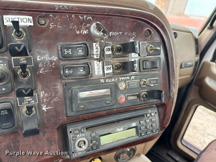 image for item DJ0902 2005 Mack CL733 kill truck