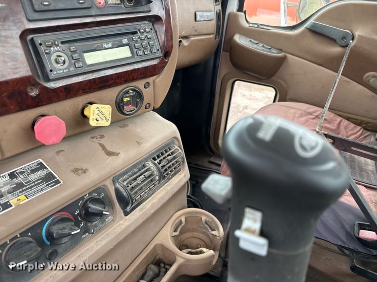 image for item DJ0902 2005 Mack CL733 kill truck