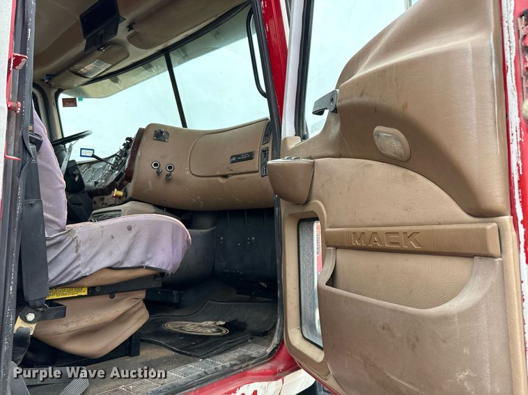 image for item DJ0902 2005 Mack CL733 kill truck