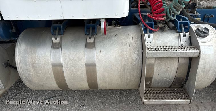 image for item DJ0908 2013 Peterbilt 367 semi truck