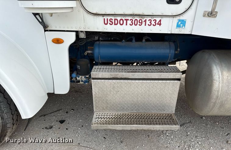 image for item DJ0908 2013 Peterbilt 367 semi truck