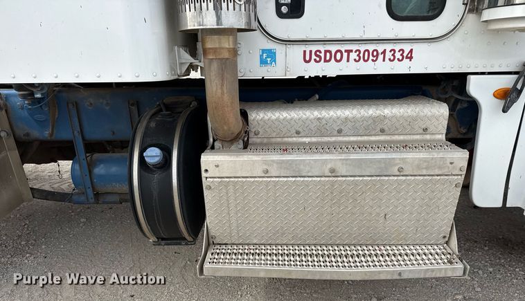 image for item DJ0908 2013 Peterbilt 367 semi truck