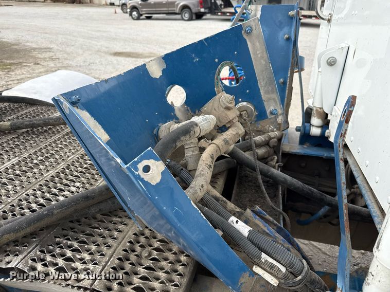 image for item DJ0908 2013 Peterbilt 367 semi truck