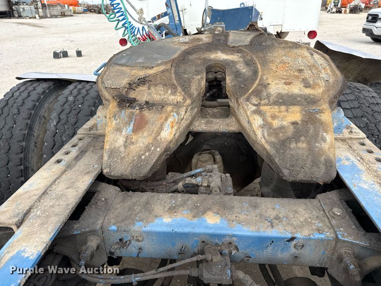 image for item DJ0908 2013 Peterbilt 367 semi truck