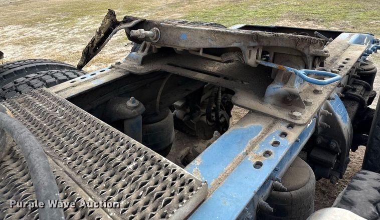 image for item DJ0908 2013 Peterbilt 367 semi truck