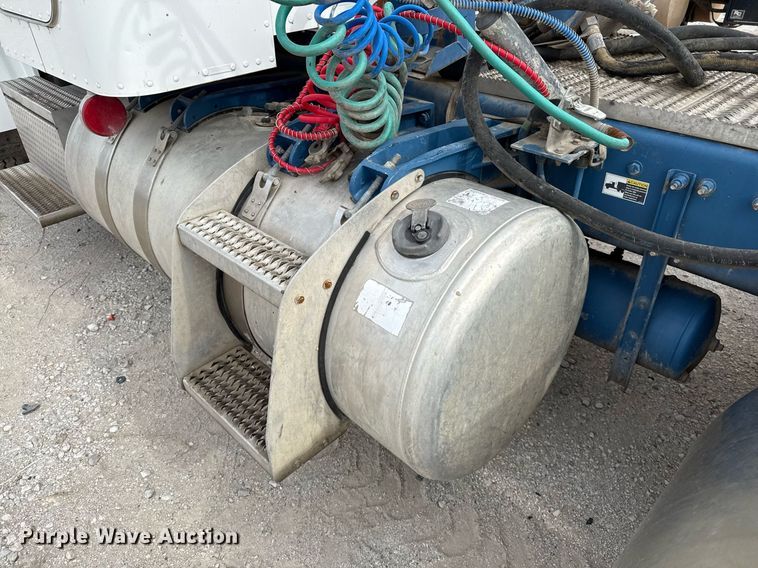 image for item DJ0908 2013 Peterbilt 367 semi truck