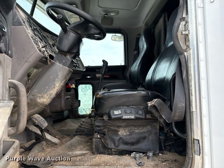 image for item DJ0908 2013 Peterbilt 367 semi truck