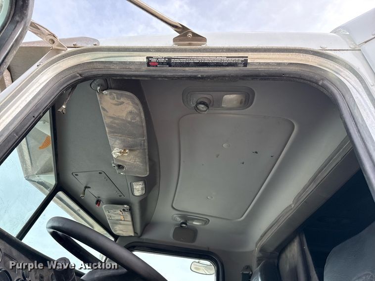 image for item DJ0908 2013 Peterbilt 367 semi truck