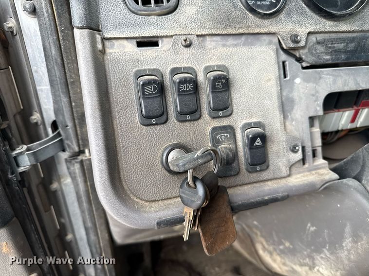 image for item DJ0908 2013 Peterbilt 367 semi truck