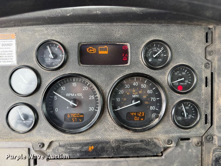 image for item DJ0908 2013 Peterbilt 367 semi truck