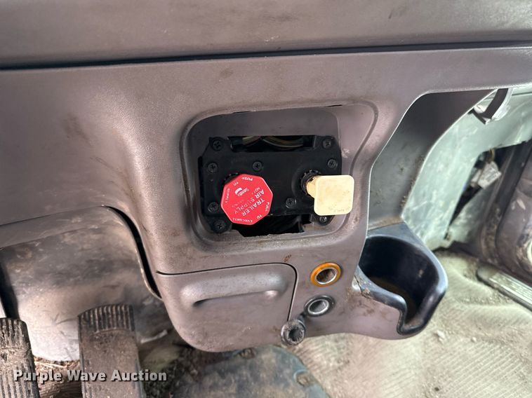 image for item DJ0908 2013 Peterbilt 367 semi truck